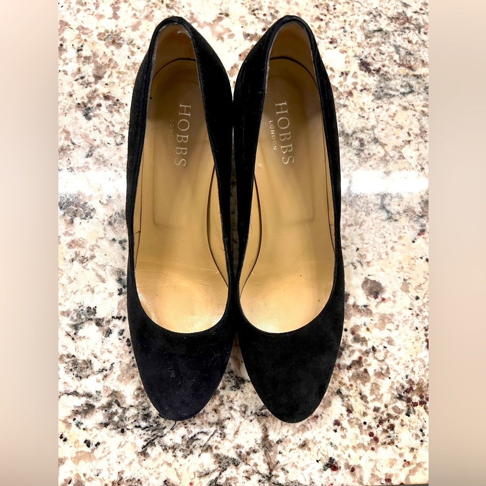 Size 37, gently used Hobbs London suede black pumps.